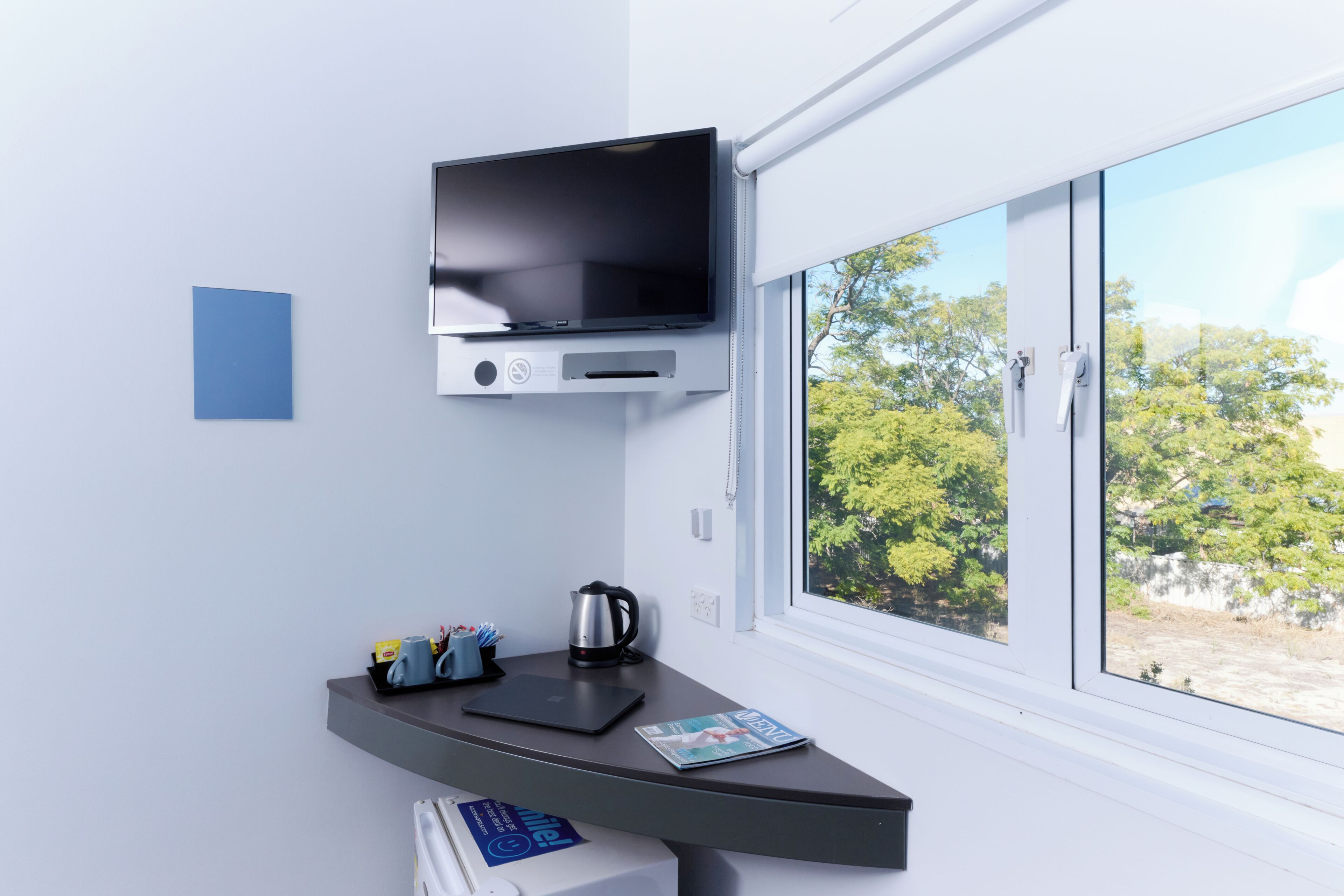 Standard Queen Room | Room amenity