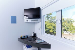 Standard Queen Room | Room amenity