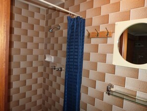 Shower, hair dryer, towels - Wintersun Motel (Victor Harbor)