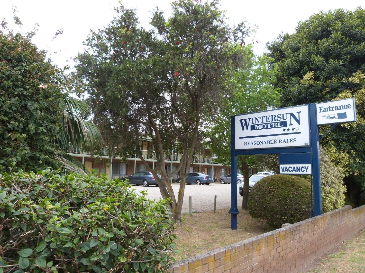 Une enseigne indiquant le « Wintersun Motel », avec une annonce signalant qu’il y a des chambres disponibles et une flèche indiquant l’entrée.