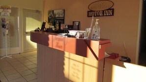 Una recepción con un letrero que dice "Motor Inn" y un letrero de "Especialidades del Día" encima.