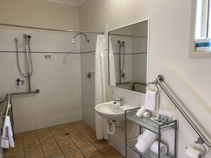 Standard Room, Non Smoking (Disabled Suite Queen + Single) | Bathroom - Dalby Mid Town Motor Inn (Dalby)