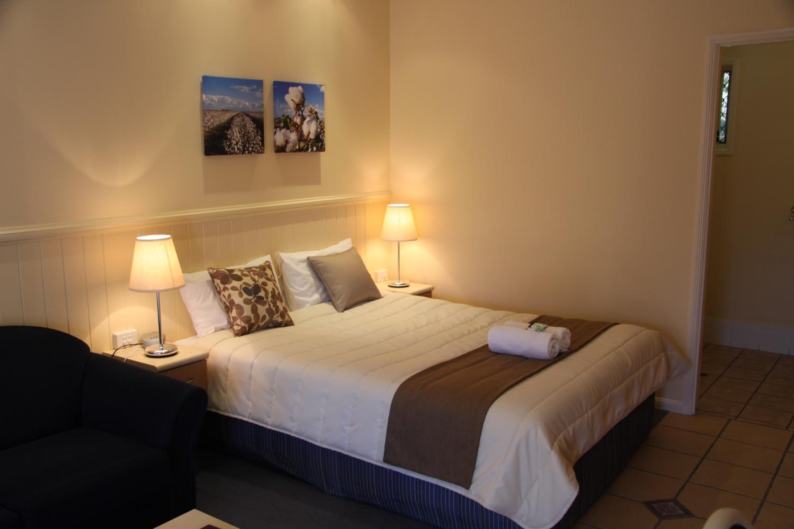 Iron/ironing board, WiFi (free), bed sheets