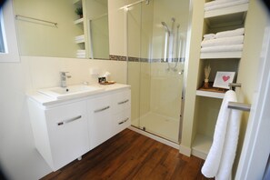 Shower, free toiletries, hair dryer, towels - Gisborne Peak Winery Cottages (Gisborne)