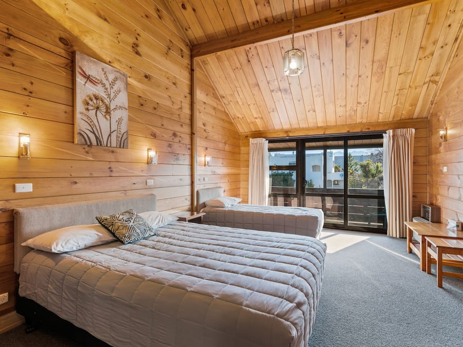 Tabla de planchar con plancha, wifi gratis y ropa de cama