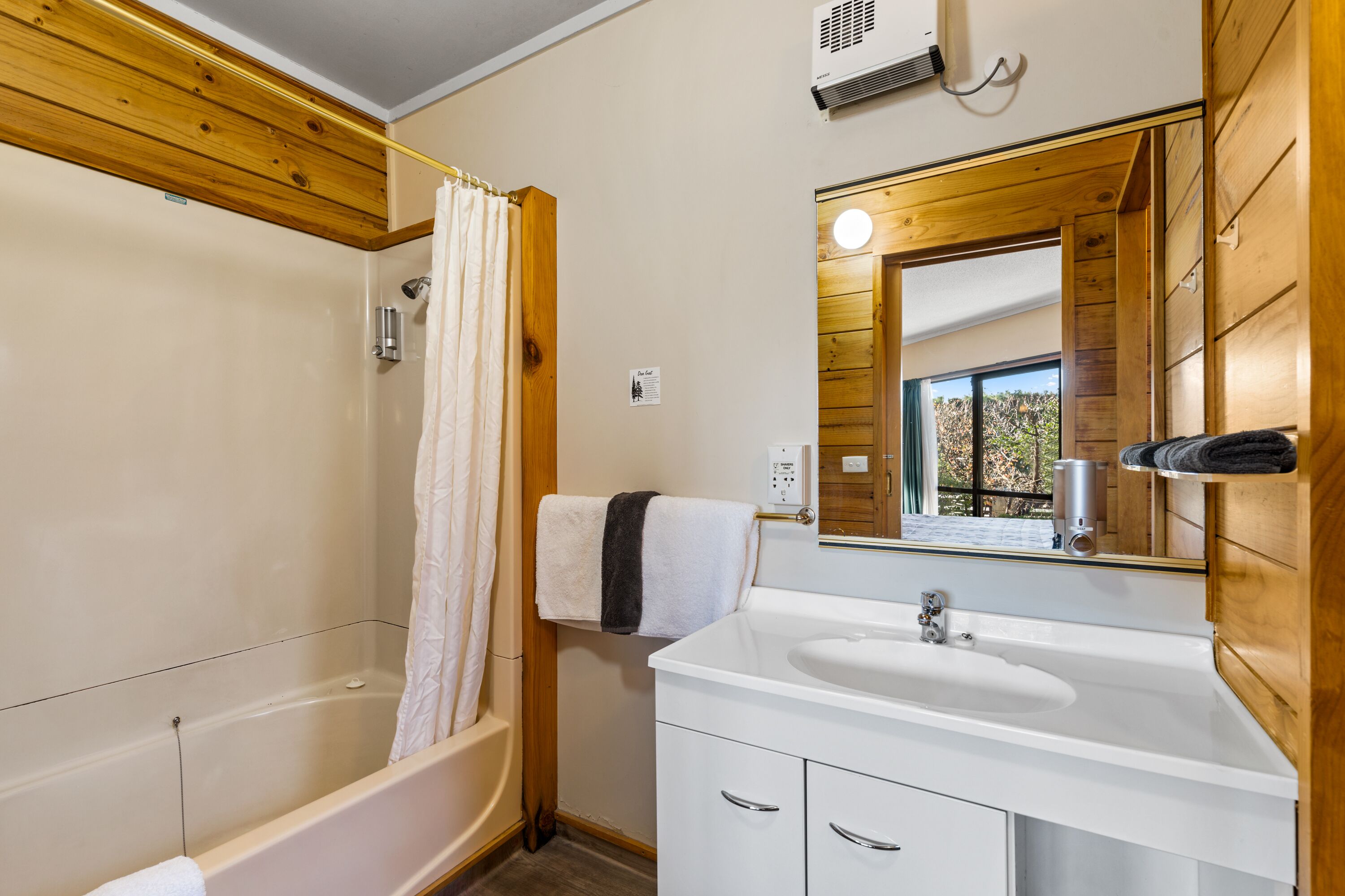 Kamar Eksekutif, dapur kecil (Executive Studio) | Kamar mandi | Kombinasi shower/bathtub, pengering rambut,  dan handuk