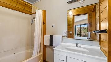 Executive Room, Kitchenette (Executive Studio) | Bathroom
