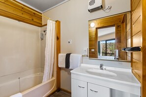 Quarto executivo, cozinha americana (Executive Studio) | Banheiro | Chuveiro/banheira combinados, secador de cabelo, toalhas de banho 