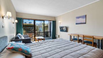 Standard Studio, Kitchenette (Queen bed unit) | Iron/ironing board, free WiFi, bed sheets