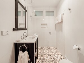 Chambre (Maple) | Salle de bain | Douche, articles de toilette gratuits, sèche-cheveux