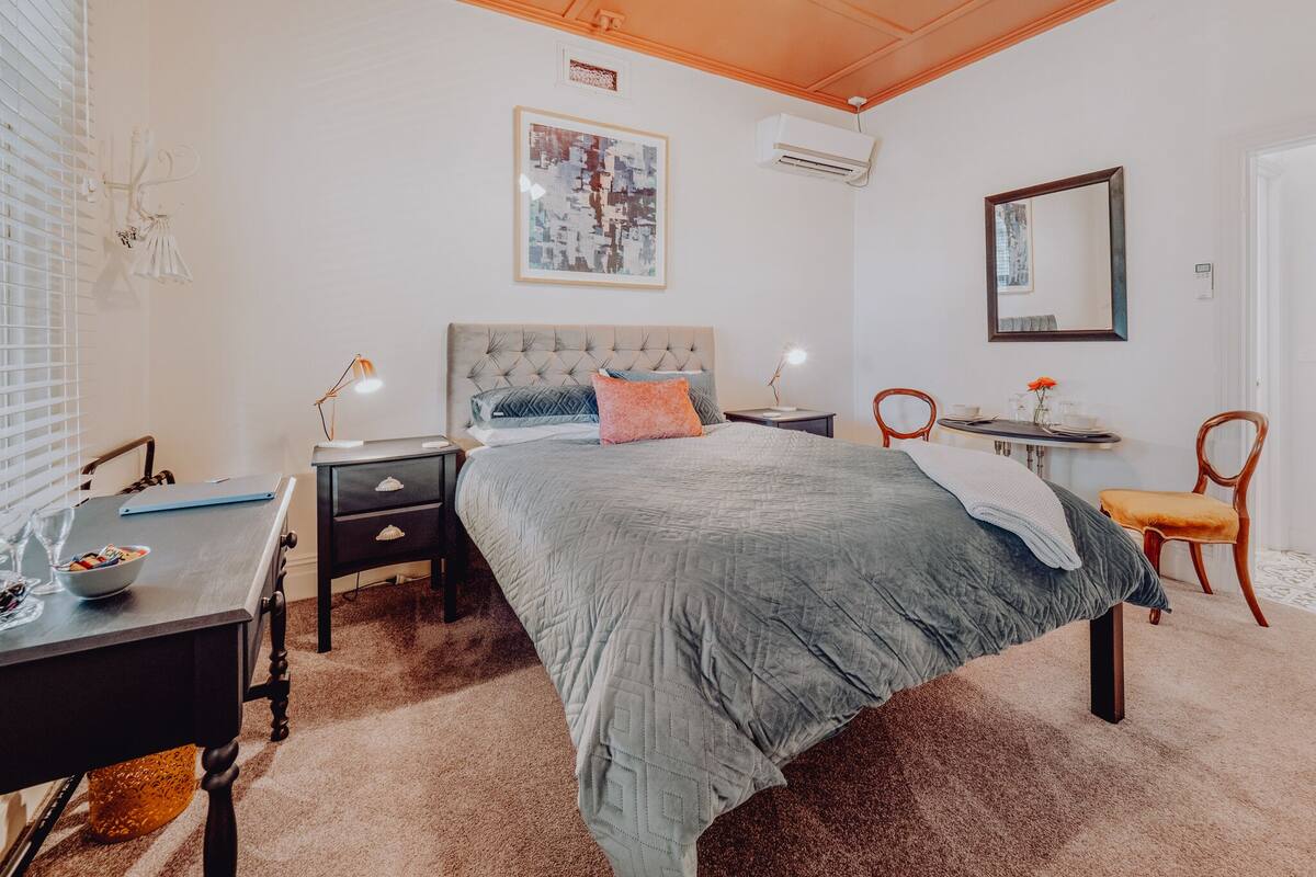 Lilly Pilly Room | Egyptian cotton sheets, premium bedding, desk