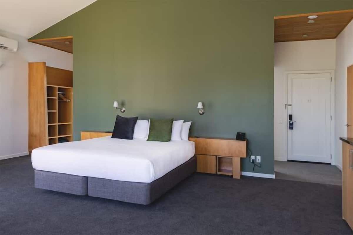 1 bedroom, premium bedding, in-room safe, desk