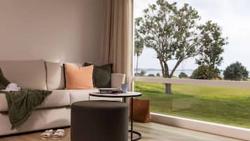 Premium bedding, in-room safe, desk, iron/ironing board