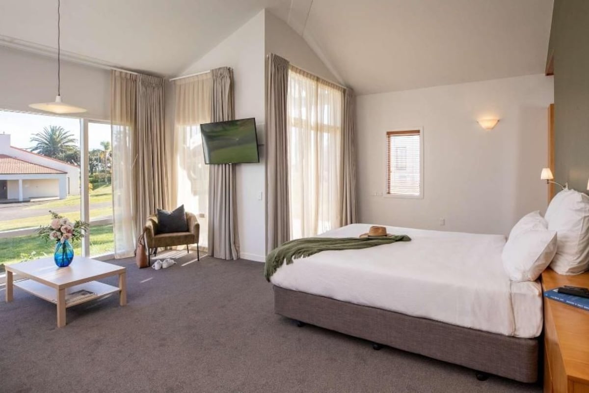 Premium bedding, in-room safe, desk, iron/ironing board