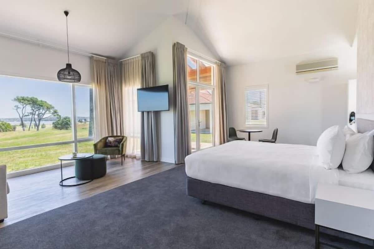 1 bedroom, premium bedding, in-room safe, desk