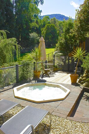 Jetted tub - Forget Me Not Cottages (Warburton)