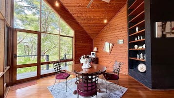 Rumah (Main House - include Water Cottage) | Area keluarga | TV layar datar