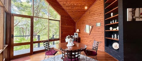 Casa (Main House - include Water Cottage) | Área de estar | TV de tela plana