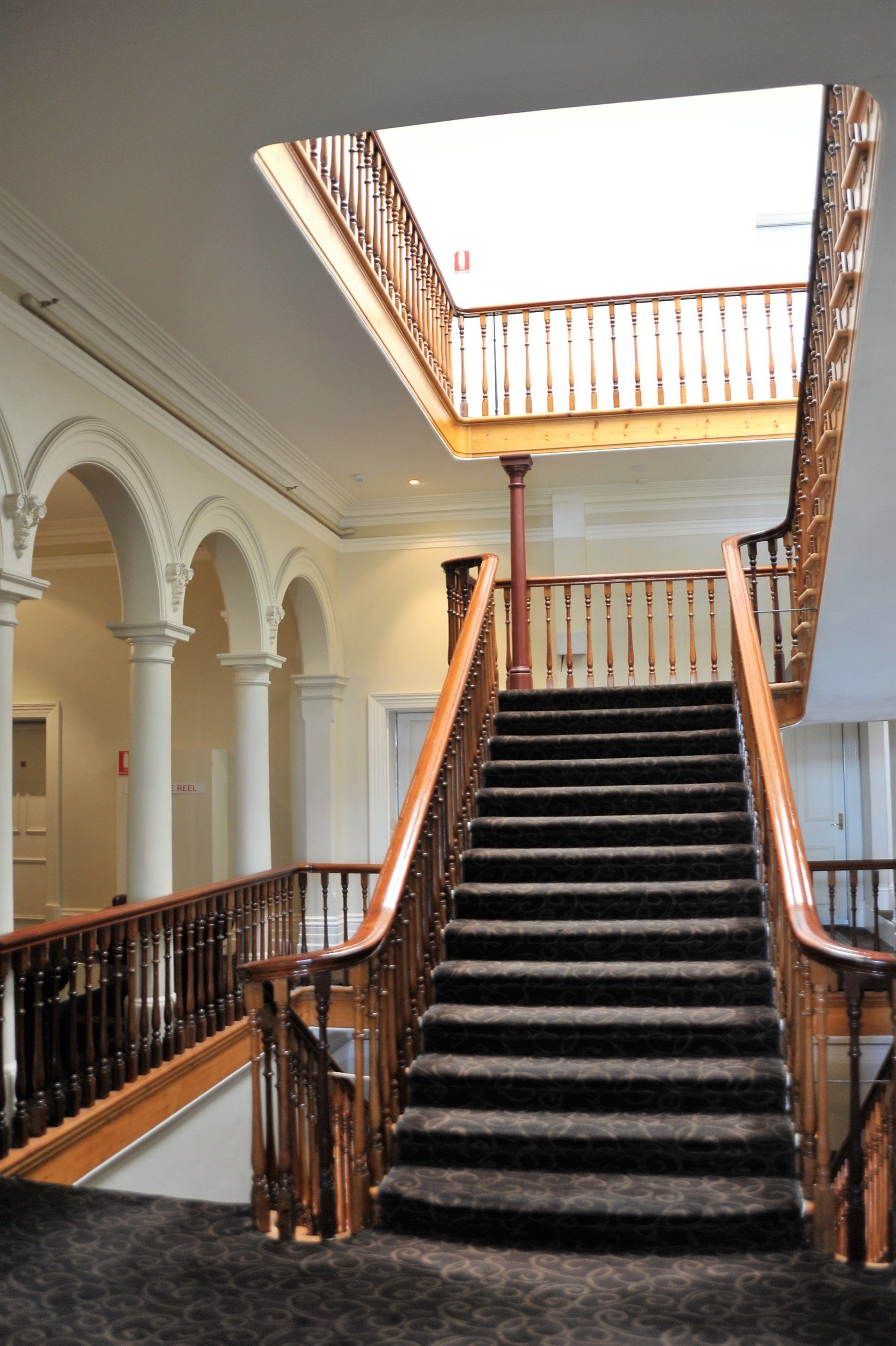 deluxe heritage corner room | staircase