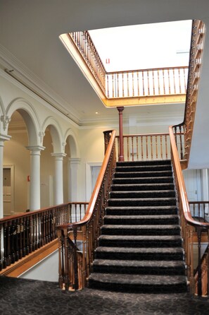 Deluxe Heritage Corner Room | Staircase - Largs Pier Hotel Motel (Largs Bay)
