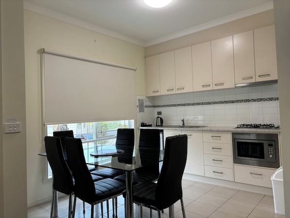 Vila | Cozinha privada | Geladeira, micro-ondas, cooktop, talheres/pratos/utensílios de cozinha
