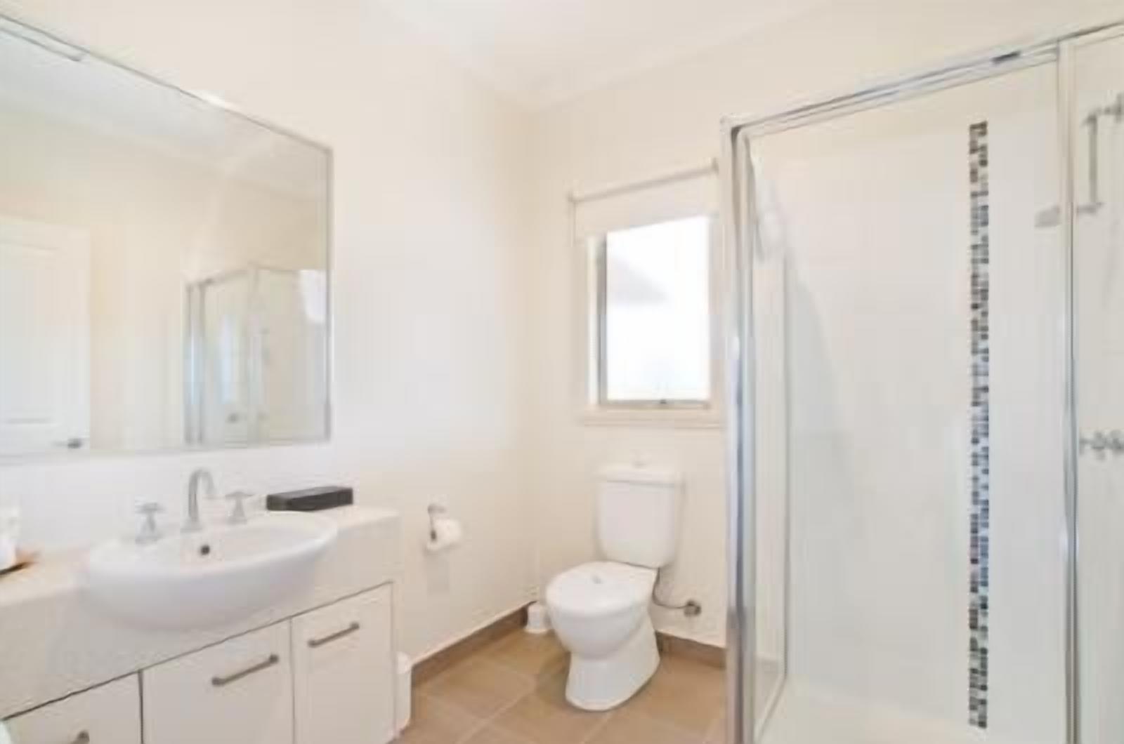 Dusche, kostenlose Toilettenartikel, Haartrockner, Handtücher