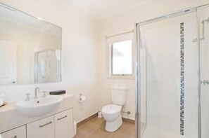 ฝักบัว, ของใช้ในห้องน้ำฟรี, ไดร์เป่าผม, ผ้าเช็ดตัว