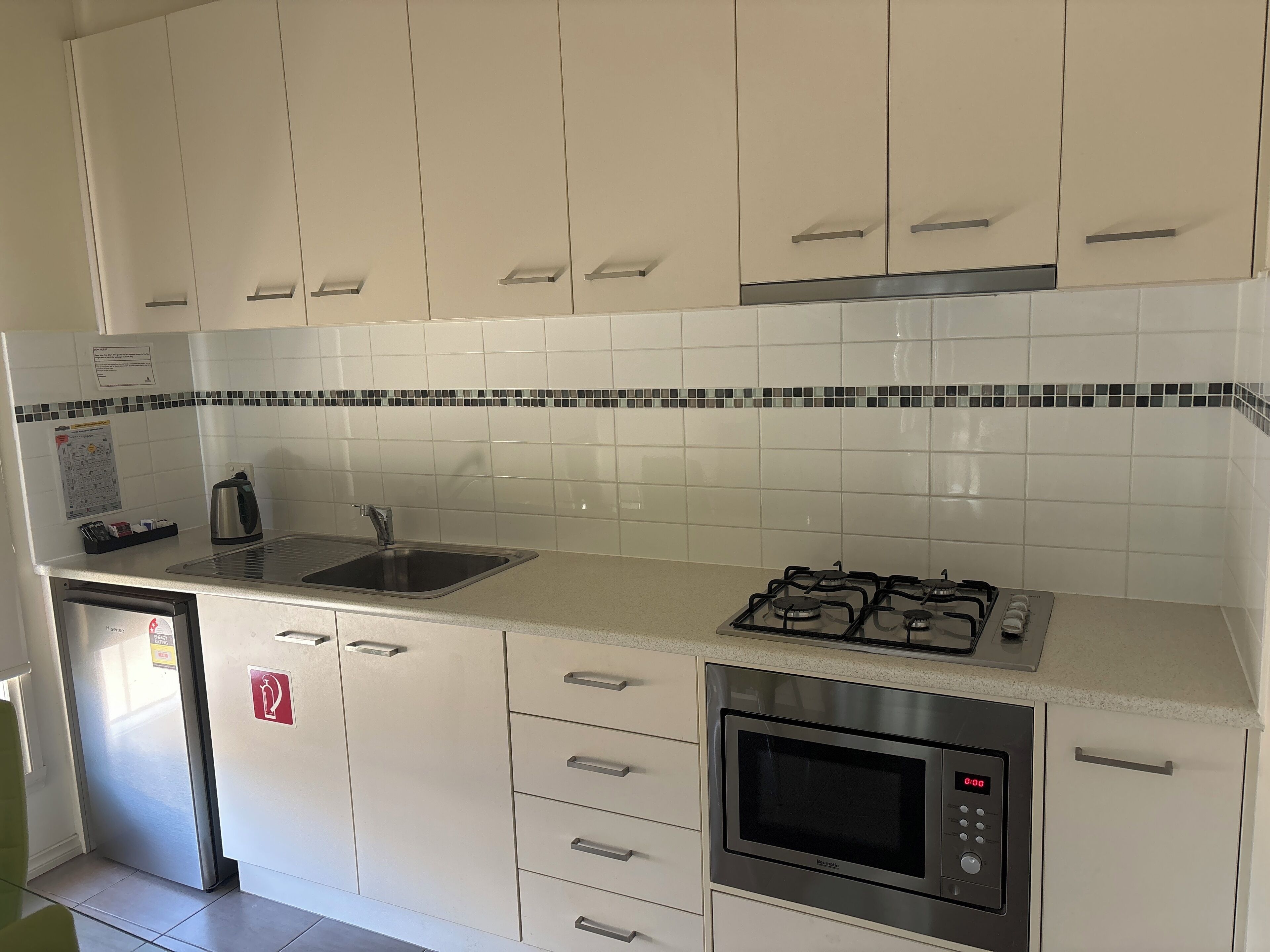 Kühlschrank, Mikrowelle, Herdplatte, Kochgeschirr/Geschirr/Besteck