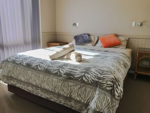 Luxury Villa, 2 Bedrooms | Iron/ironing board, bed sheets - Treehaven Tourist Park (Bomaderry)