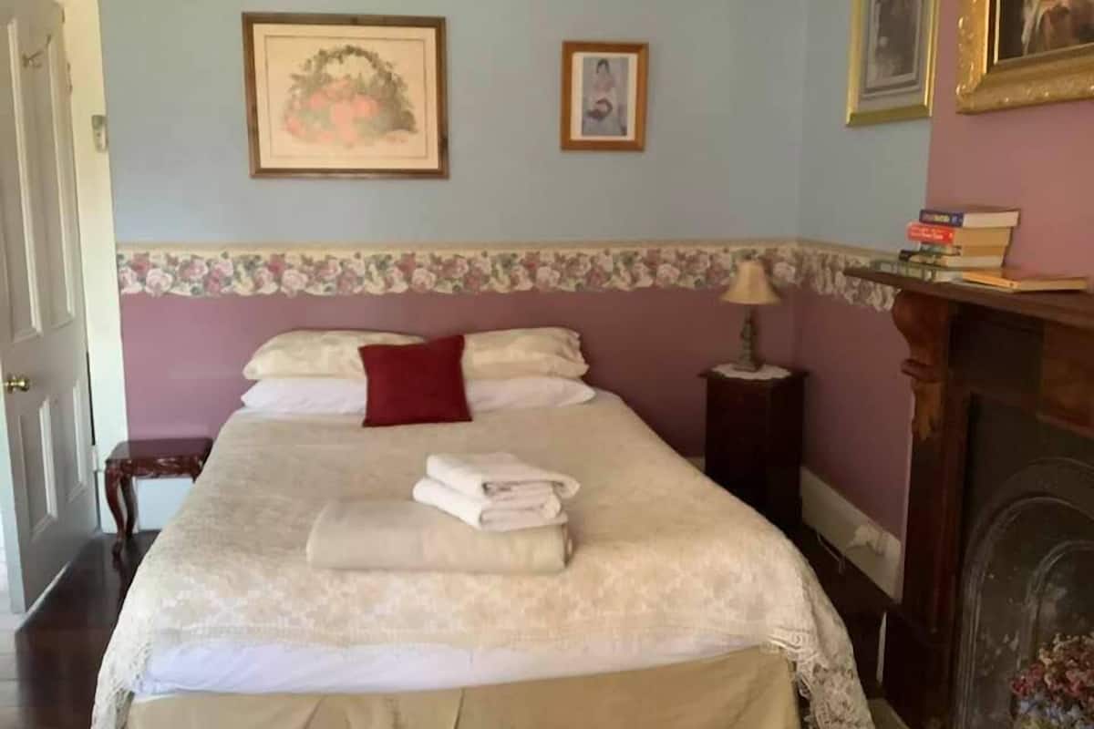 Economy dubbelrum eller tvåbäddsrum - privat badrum (Regency Room) | 1 sovrum, strykjärn/strykbräda och gratis wi-fi