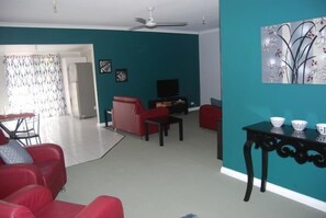 Ferienhaus, 2 Schlafzimmer, Küche (Weelaway Cottage) | Wohnbereich | Fernseher, DVD-Player