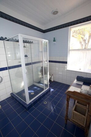 Premier-Suite, 1 King-Bett, Balkon (Randolph Stow Suite) | Badezimmer | Kostenlose Toilettenartikel, Haartrockner, Handtücher