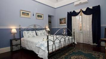 Premier Suite, 1 Katil Raja (King), Balcony (Randolph Stow Suite) | 1 bilik tidur, seterika/papan seterika, Wi-fi percuma