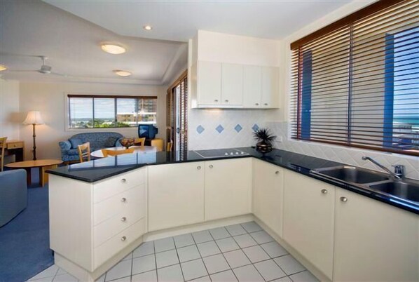 Departamento Deluxe, 2 habitaciones | Cocina privada | Refrigerador, microondas, parrilla de estufa y lavavajillas 