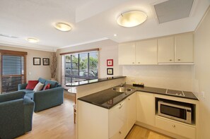 ثلاجة، ميكروويف، موقد طهي مسطح، غسالة أطباق