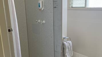 遮光窗簾/窗簾、熨斗/熨衫板、免費 Wi-Fi、床單