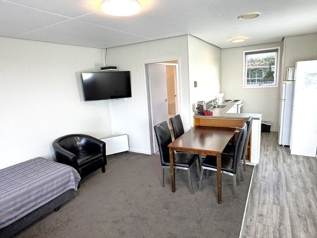 Standard-Suite, 2 Schlafzimmer, Küche (Unit) | Wohnbereich | Flachbildfernseher