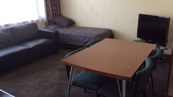 Phòng Suite Tiêu chuẩn, 2 phòng ngủ, bếp (Unit) | Nôi (giường cho trẻ sơ sinh) miễn phí, bộ trải giường