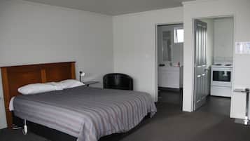 Standard Studio, Kitchen (Studio) | Free cribs/infant beds, bed sheets