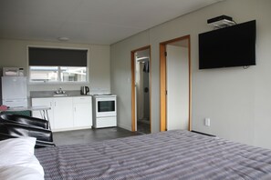 Standard Suite, 1 Bedroom, Kitchen (Unit) | Free cots/infant beds, bed sheets - Charlton Motel (Gore)