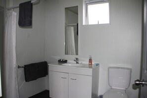 Standard Studio, Kitchen (Studio) | Bathroom | Towels - Charlton Motel (Gore)