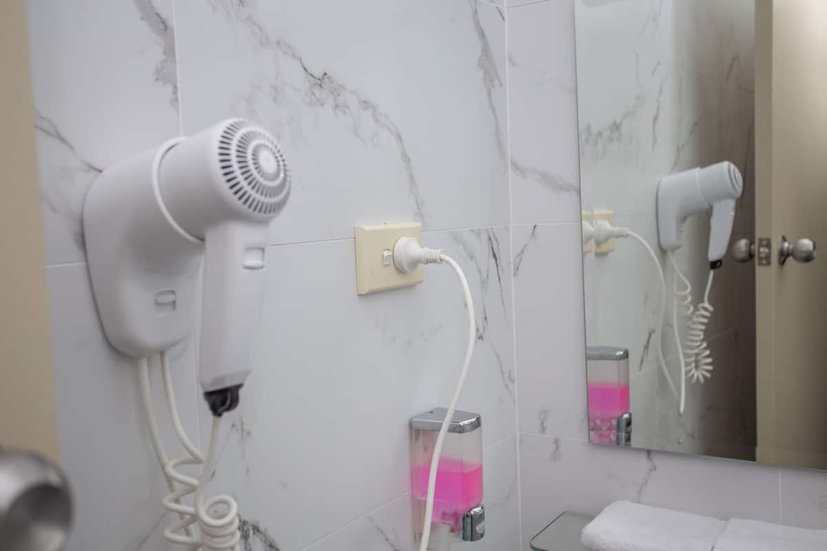 Quarto standard (Twin Room) | Banheiro | Secador de cabelo, toalhas de banho