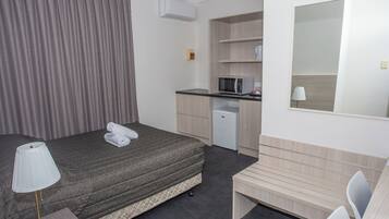 Camera Standard, 1 letto queen | Ferro/asse da stiro, Wi-Fi gratuito, lenzuola