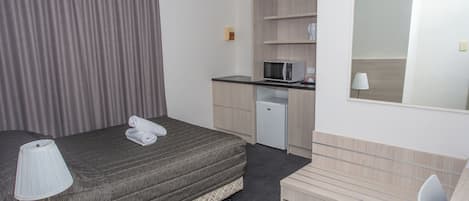 Standard Room, 1 Queen Bed