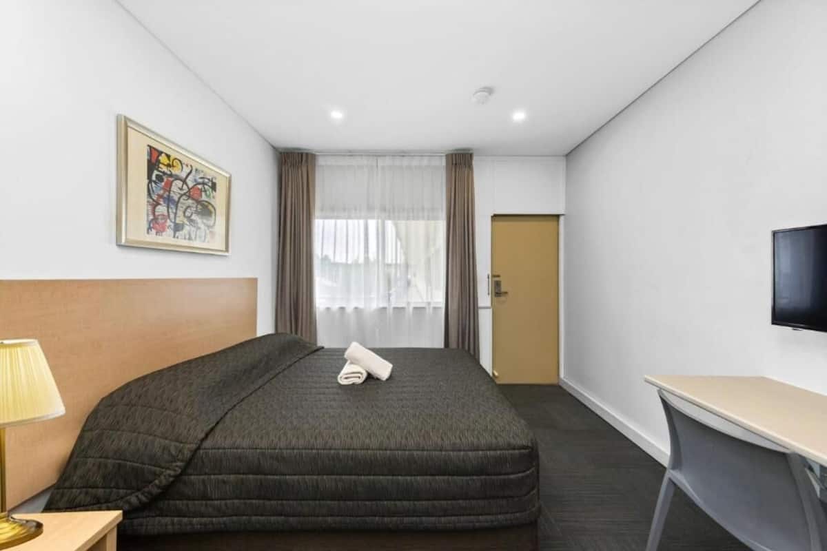 Standard Room, 1 Queen Bed | Iron/ironing board, free WiFi, bed sheets