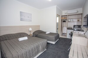 Tabla de planchar con plancha, wifi gratis y ropa de cama 