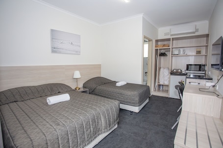 Tabla de planchar con plancha, wifi gratis y ropa de cama