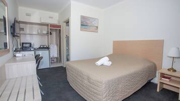 Standard Room, 1 Queen Bed | Iron/ironing board, free WiFi, bed sheets