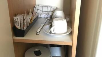 Habitación estándar, 1 cama Queen size | Tabla de planchar con plancha, wifi gratis y ropa de cama