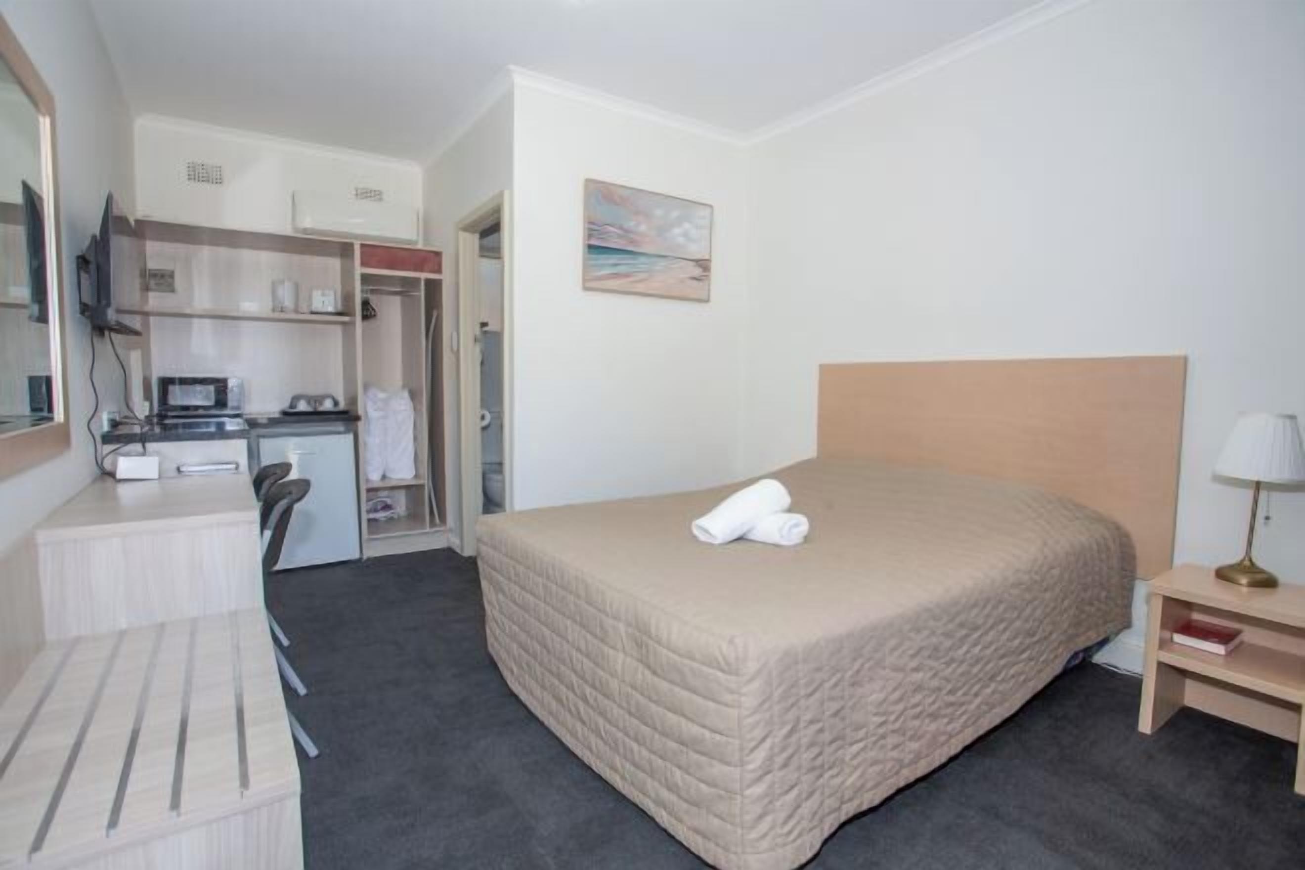 Silitysrauta/-lauta, ilmainen Wi-Fi, vuodevaatteet